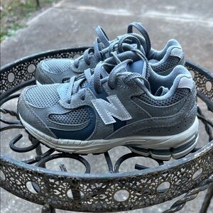 2002 R New Balance Kids Gray Athletic Shoes